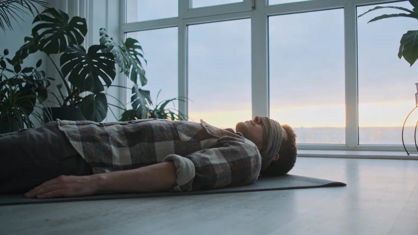 Body awareness: person in a quiet moment of stillness and emotional recognition — Why feeling misund Body awareness: person in a quiet moment of stillness and emotional recognition — Why feeling misunderstood starts in the body before it start — feeling misunderstood