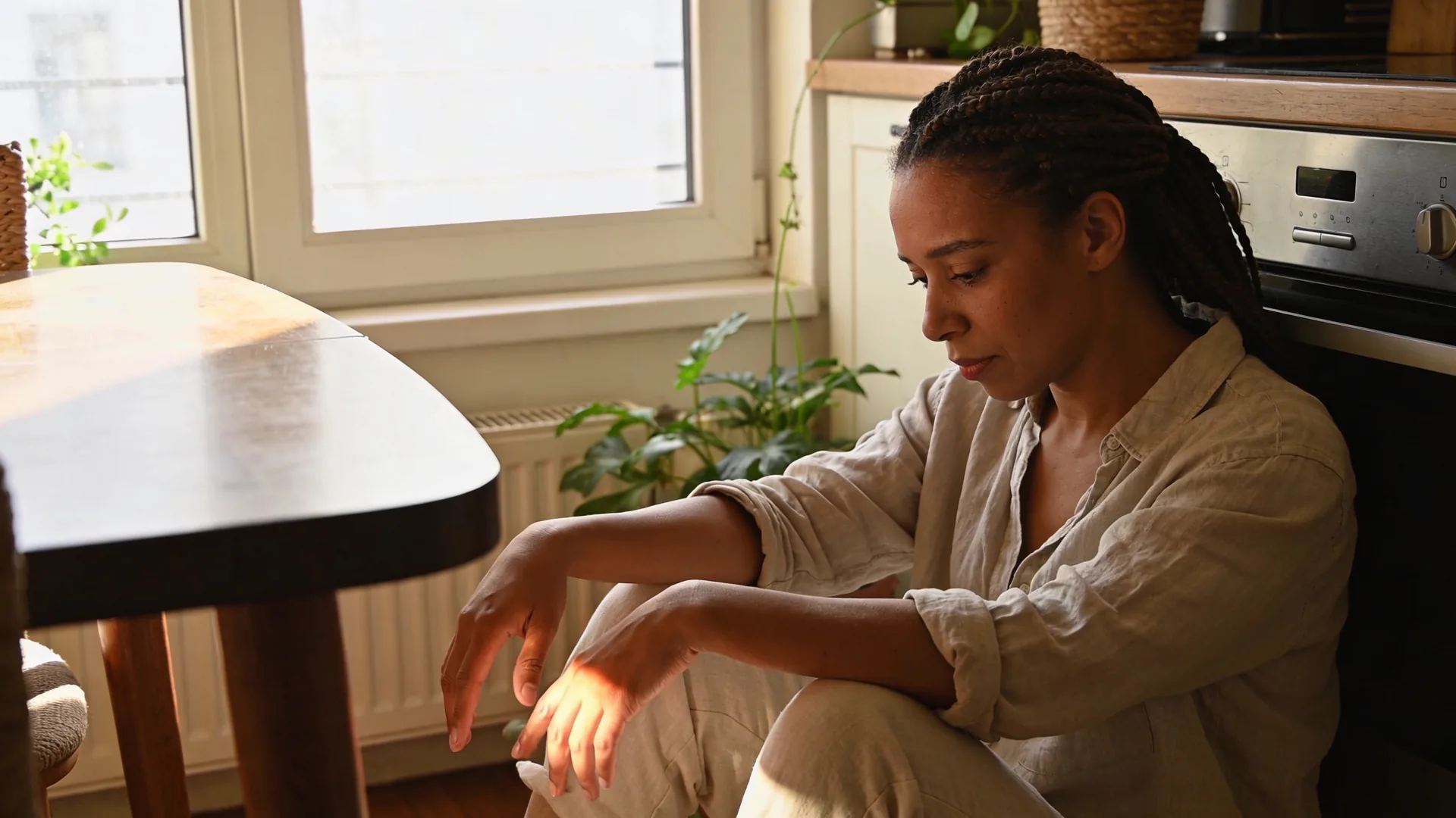 Woman lying on wooden floor in Feeling Session posture with eyes covered, calm 7-minute practice